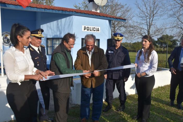 Ministro del Interior, Subdirector Nacional de Policía y Jefe de Policía de Salto en corte de cinta