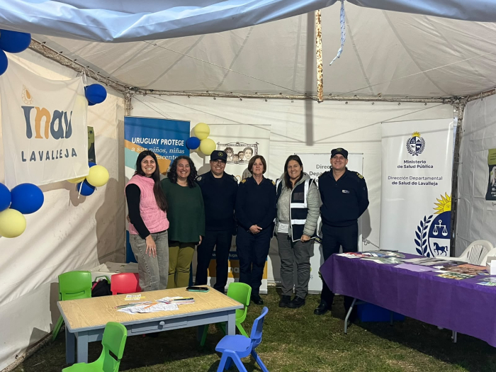 Jefe de Policía de Lavalleja e integrantes de comisiones de género stand de la 53 Semana de Lavalleja