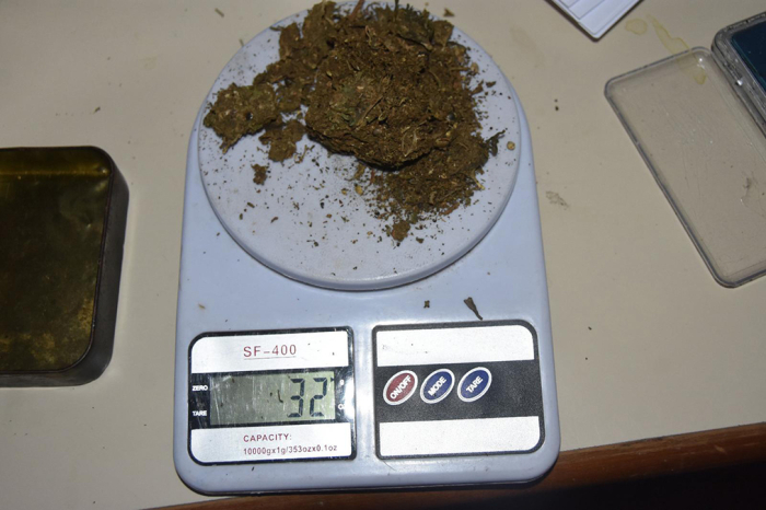 Sustancia vegetal en balanza