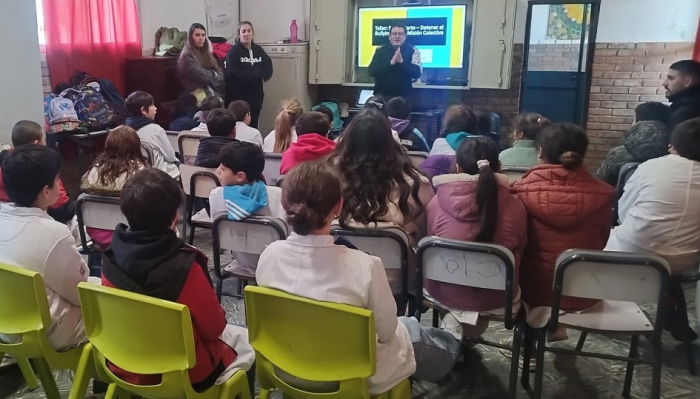 Charla con alumnos de escuela 76