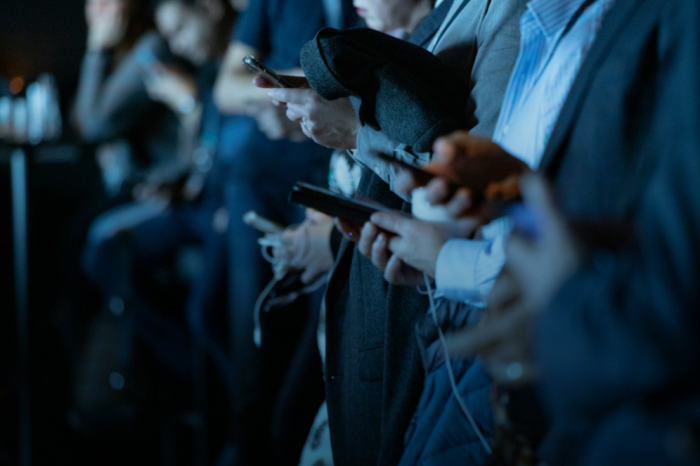 Personas con sus celulares usando redes sociales