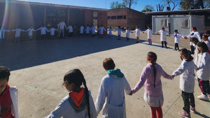 Escolares realizan una actividad de integración.
