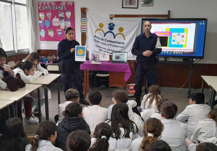 Policías comunitarios en taller de gestión emocional