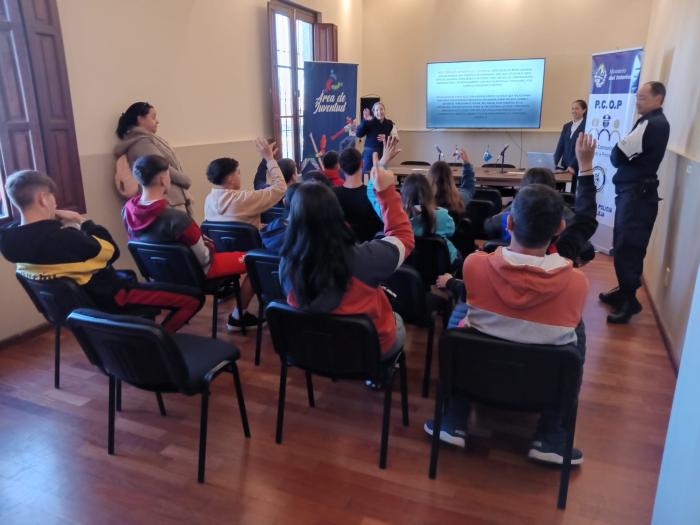 Taller para adolescentes en complejo Angél Ugarte participantes levantando la mano