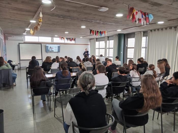Talleres de Policía comunitaria orientada a problemas en liceos de Minas