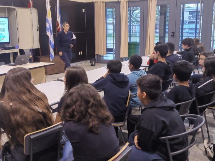 Policía comunitaria y alumnos de UTU Minas en taller