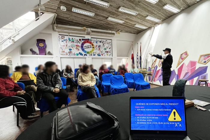 Tallerista con alumnos y docentes. Tallerista con alumnos y docentes.