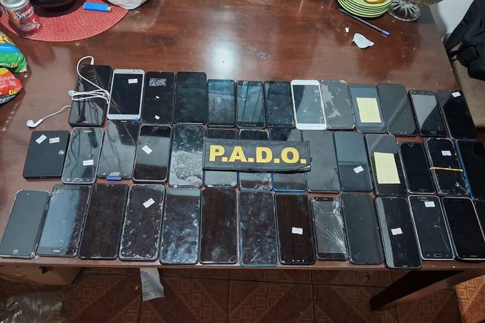 Teléfonos celulares recuperados por la policía.