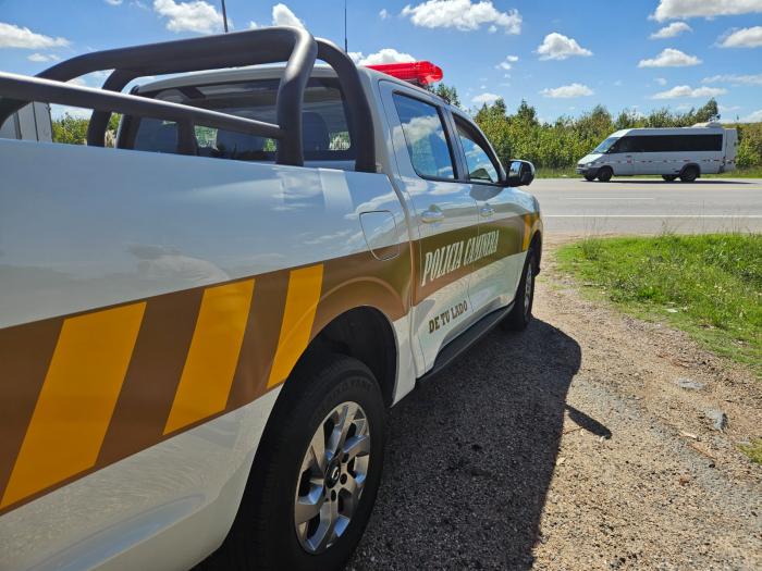 Móvil de Policía Caminera apostado en ruta por operativo retorno. 