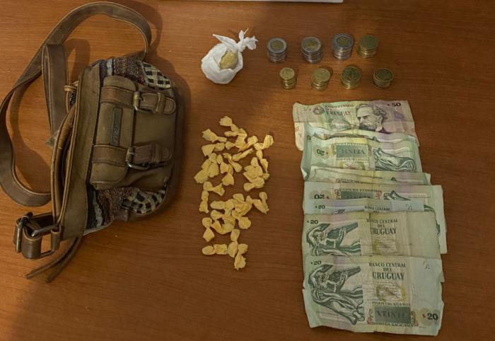 cartera, droga y dinero incautado