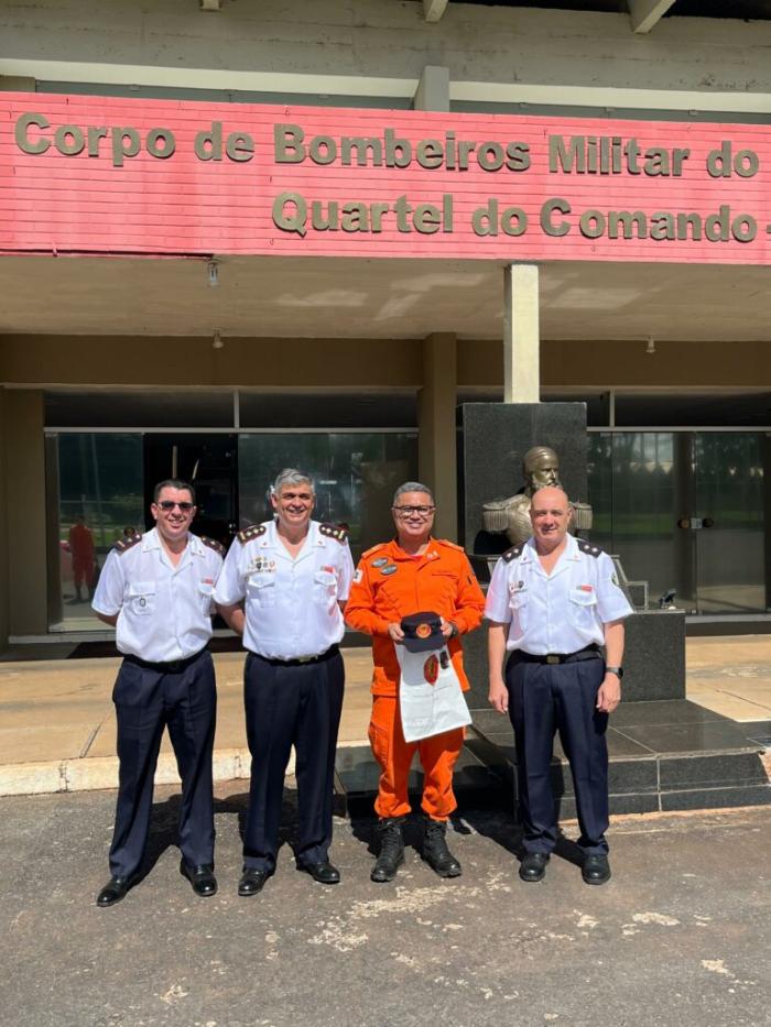 Autoridades de Bomberos frente a Cuartel en Brasilia