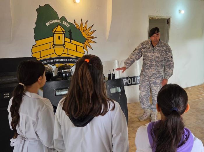 visita estudiantes a la Regional Este de la Guardia Republicana