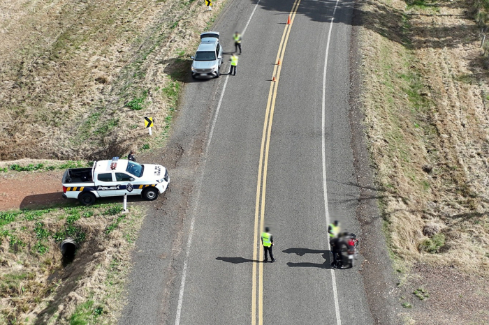 Vista aerea de policías realizando control en ruta Vista aerea de policías realizando control en ruta