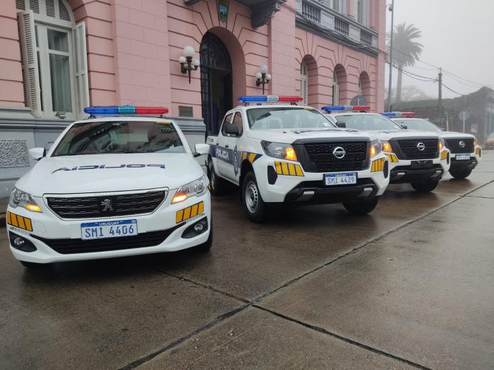 Moviles policiales frente a la Jefatura de Maldonado Moviles policiales frente a la Jefatura de Maldonado