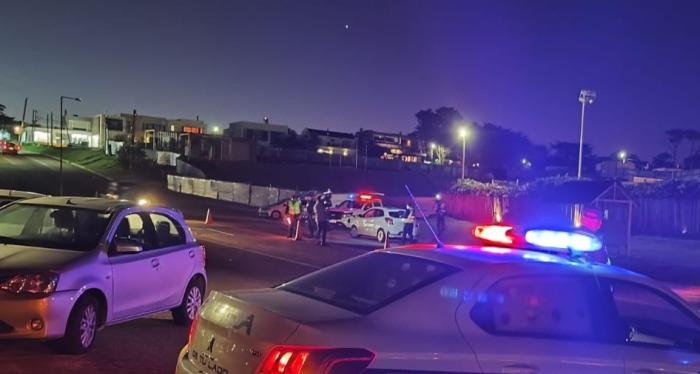 móviles policiales realizando control de vehículos en una ruta 