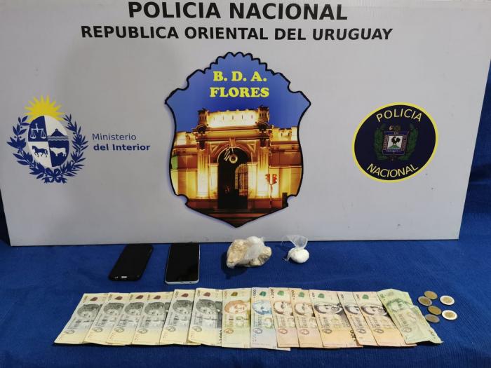  Incautación de pasta base de cocaína y 30 gramos de cocaína, $14.270 y 2 teléfonos celulares.