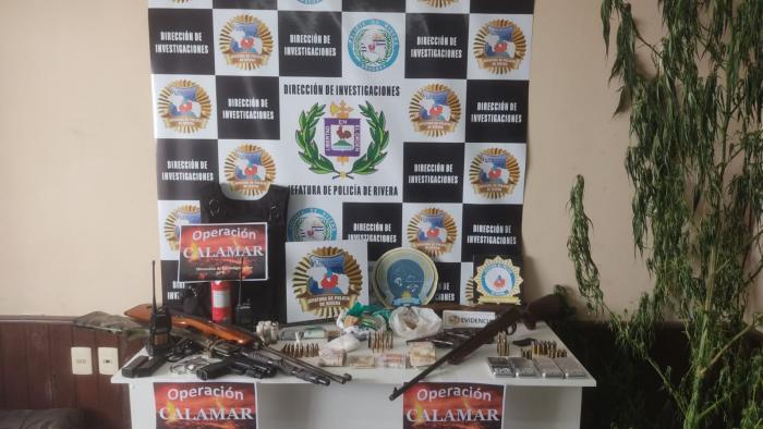 Mesa de incautaciones, armas, municiones, drogas, dinero