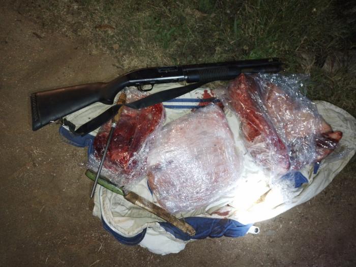 Arma y carne incautada Arma y carne incautada