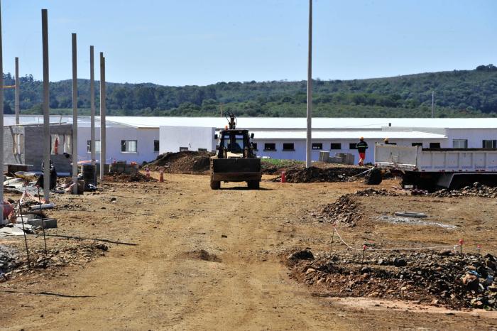 maquina escabadora en la nueva obra 