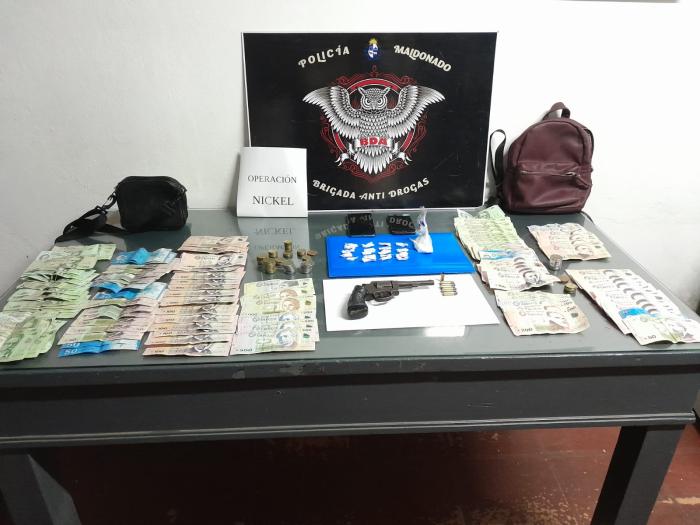 Incautación de dinero, arma de fuego, estupefacientes y dinero