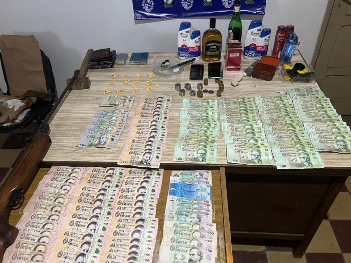 Dinero y objetos incautados