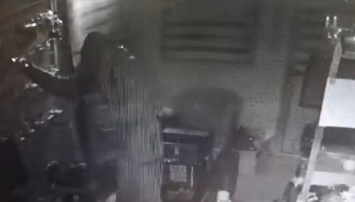Implicado hurtando en el interior de un comercio 