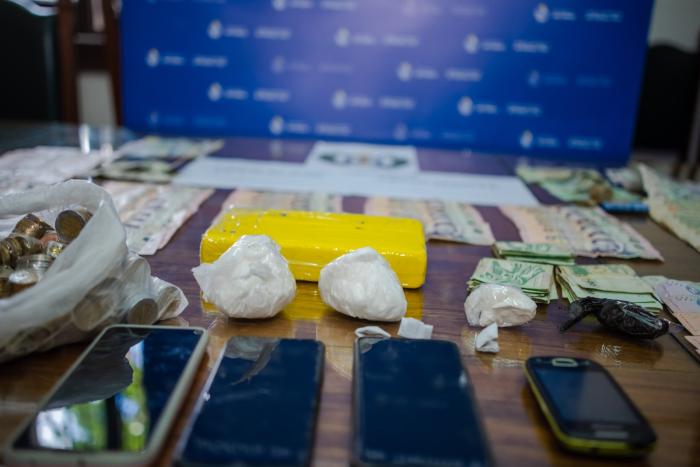 Elementos incautados Teléfonos celulares, droga y dinero incautado