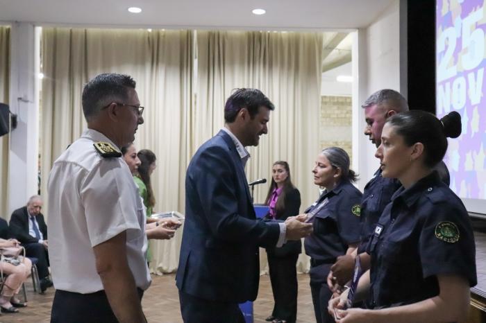 Entrega de reconocimiento a Policías