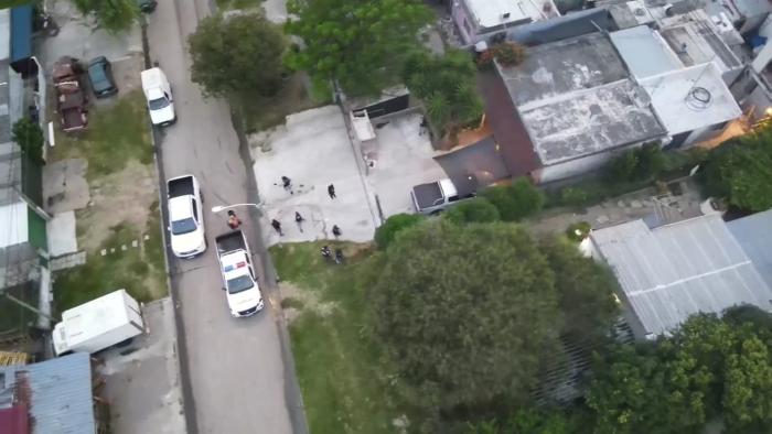 Móviles policiales y policías en en la calle