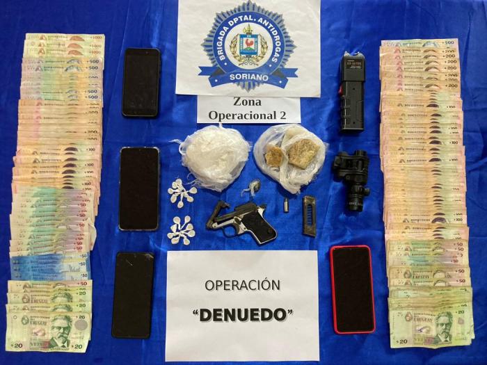 Dinero, droga y celulares incautados en la operación.