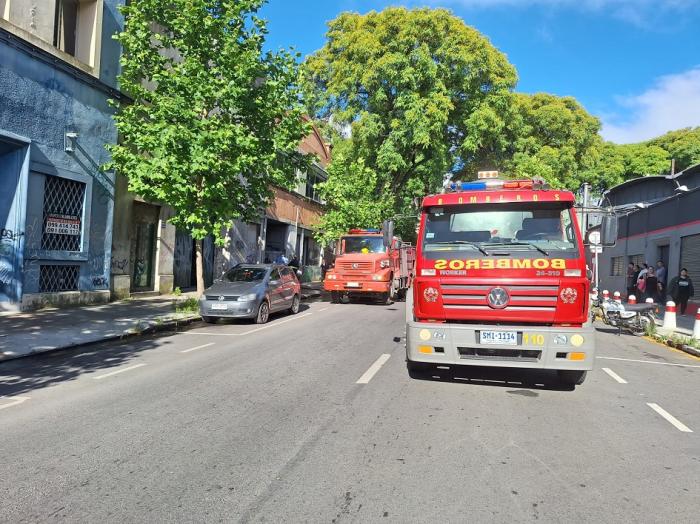 camión de bomberos incendio en depósito