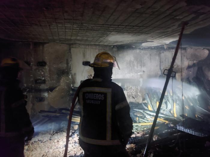 Bombero trabajando en incendio en subsuelo