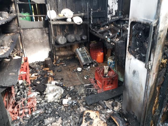 Cocina que fue consumida por las llamas en su totalidad Parte de la vivienda consumida por el fuego