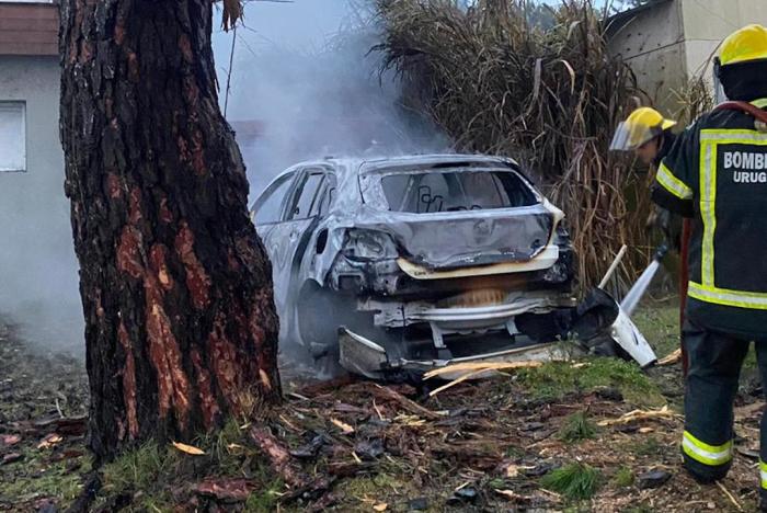 Árbol totalmente dañado y vehículo consumido por el fuego por caída de rayo