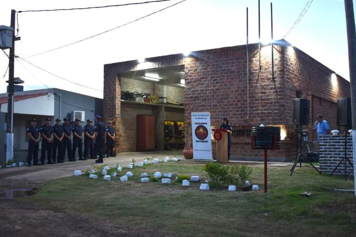 Frente del Destacamento mientras se brinda un discurso en el acto