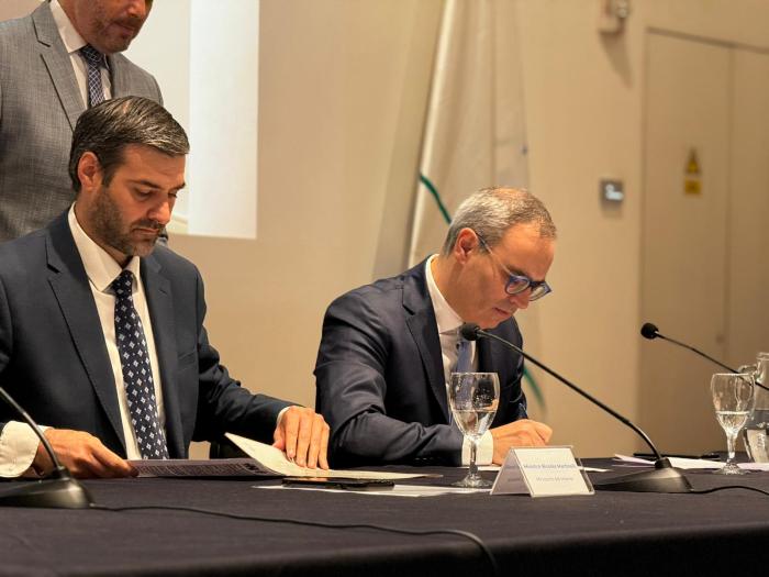 Ministro del Interior y Director del INE firmando el convenio. Ministro del Interior y Director del INE firmando el convenio.