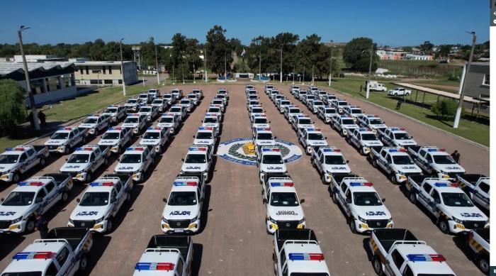 Ministerio del Interior hace entrega de más de 100 camionetas 