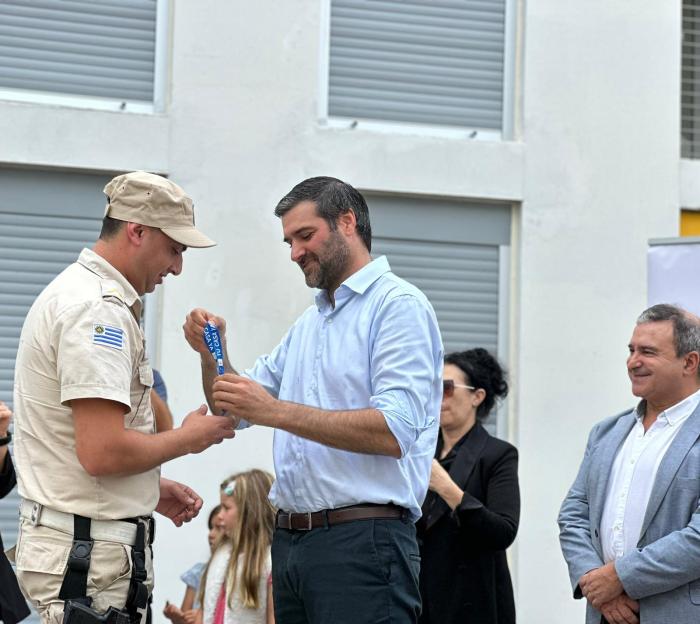 Ministro entregando vivienda 