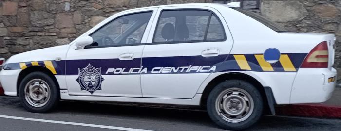 móvil policial estacionado