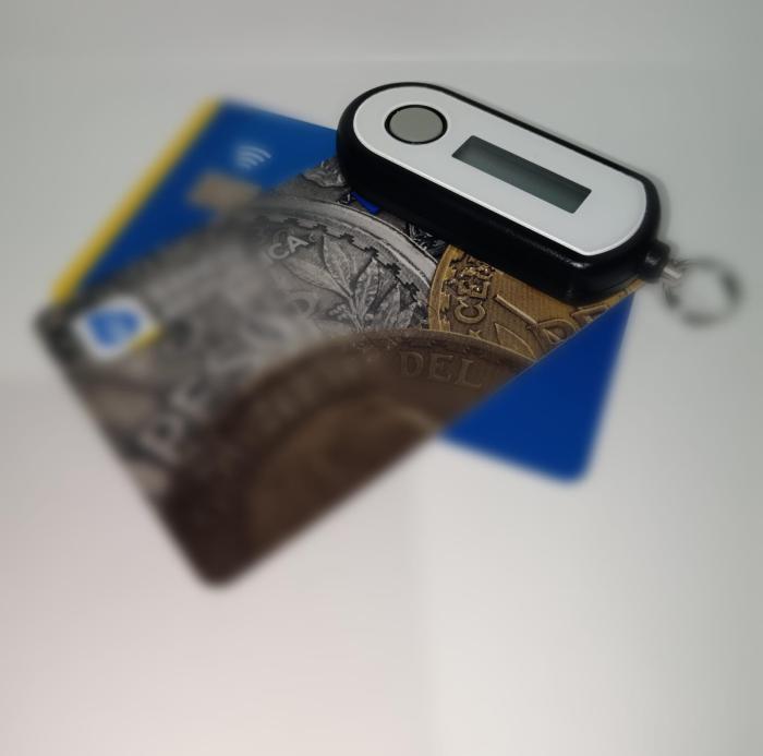 Tarjeta de débito y llave física. Tarjeta de débito y llave física.