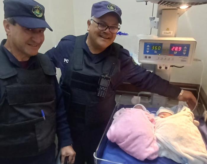 Policías y bebés recién nacidos