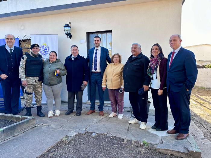 Ministro del interior , autoridades y beneficiario de la casa