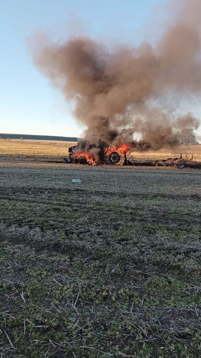 Incendio generalizado en tractor. Incendio generalizado en tractor.