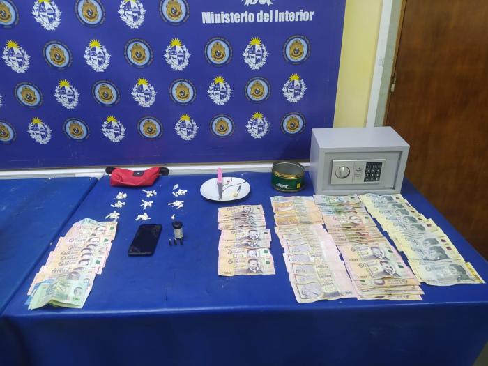Droga, cartuchos, dinero y caja fuerte incautados.