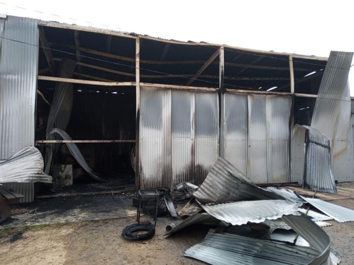 Incendio en un galpón ubicado en Av. Lussich y José Miguez