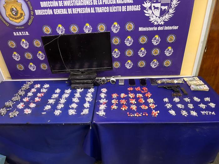 Droga, armas, municiones y otros objetos incautados. Droga, armas, municiones y otros objetos incautados.