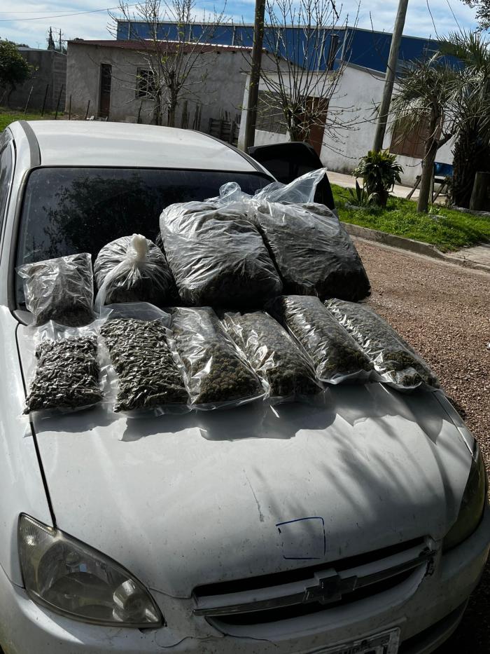 Droga incautada en el auto. Droga incautada en el auto.