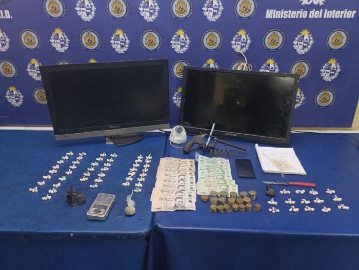 Droga, dinero y otros objetos incautados.