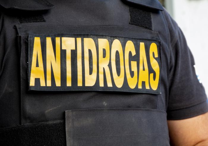 chaleco con inscripción antidrogas Antidrogas