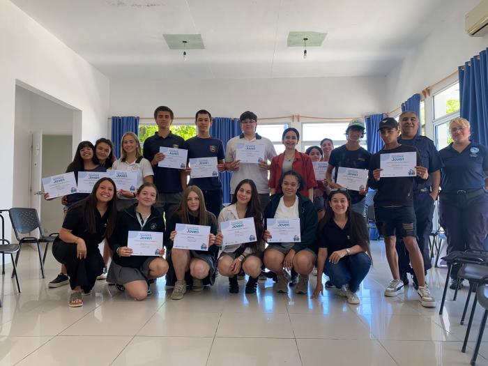 Grupo de estudiantes con certificados